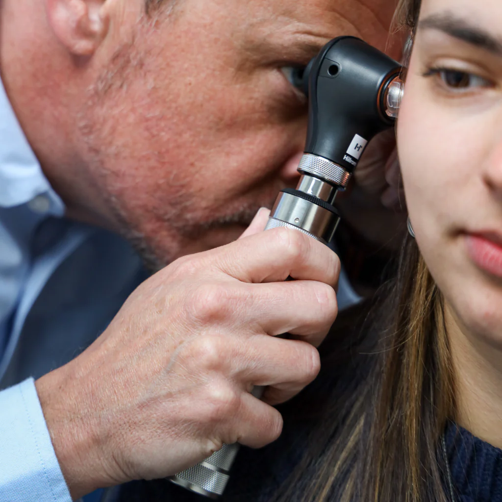 Welch Allyn 3.5V Diagnostic Set - Coaxial LED Ophthalmoscope, Basic LED Otoscope, Alkaline C-Cell Battery Handle and Hard Case - Image 4