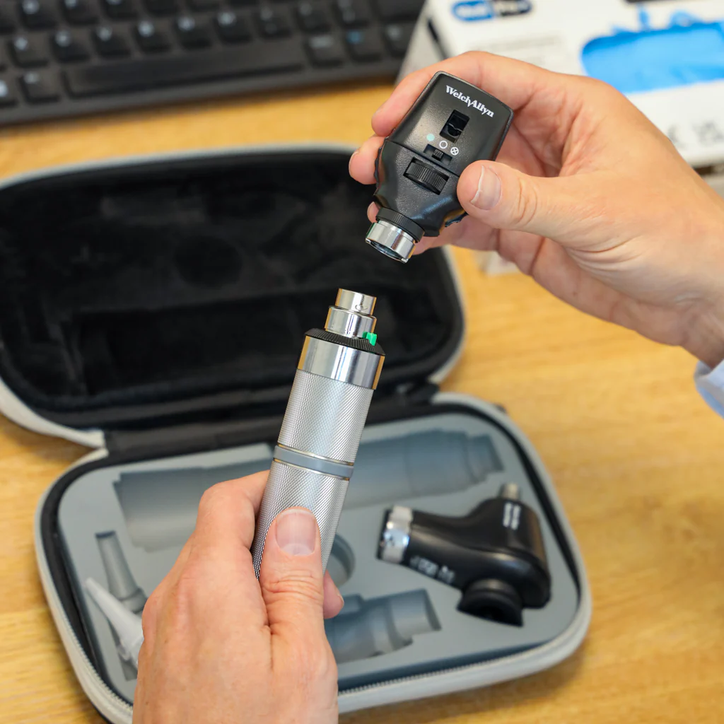 Welch Allyn 3.5V Diagnostic Set - LED Ophthalmoscope, Macroview LED Otoscope, Alkaline C-Cell Battery Handle and Hard Case - Image 3