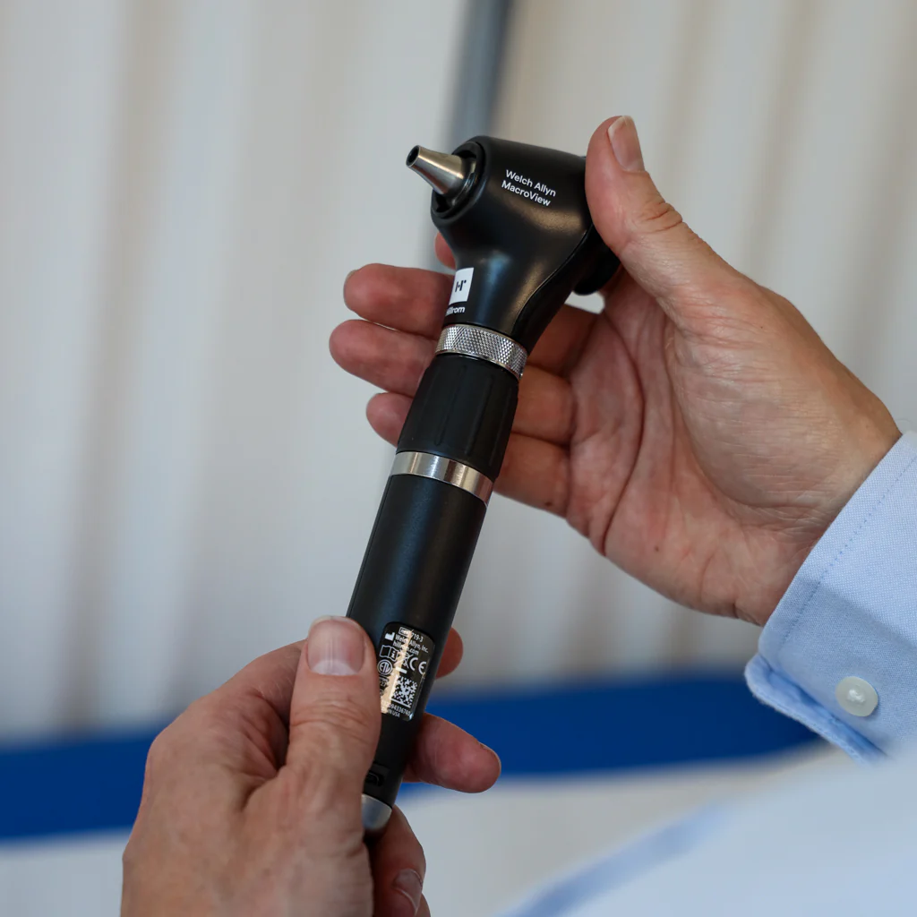 Welch Allyn MacroView LED Otoscope with USB Rechargeable Handle and Hard Case - Image 3